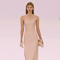 Fashion show terbaru Fendi menampilkan koleksi Haute Couture 2023 di Paris Fashion Week, Prancis. Desainer Fendi, Kim Jones menggandeng penenun kain dari Italia penyulam dari Jepang. Foto: Dok. Vittorio Zunino Celotto/Getty Images.