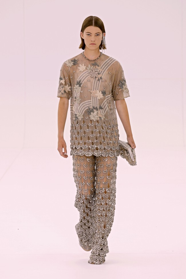 Fashion show terbaru Fendi menampilkan koleksi Haute Couture 2023 di Paris Fashion Week, Prancis. Desainer Fendi, Kim Jones menggandeng penenun kain dari Italia penyulam dari Jepang. Foto: Dok. Vittorio Zunino Celotto/Getty Images.