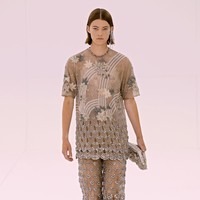 Fashion show terbaru Fendi menampilkan koleksi Haute Couture 2023 di Paris Fashion Week, Prancis. Desainer Fendi, Kim Jones menggandeng penenun kain dari Italia penyulam dari Jepang. Foto: Dok. Vittorio Zunino Celotto/Getty Images.