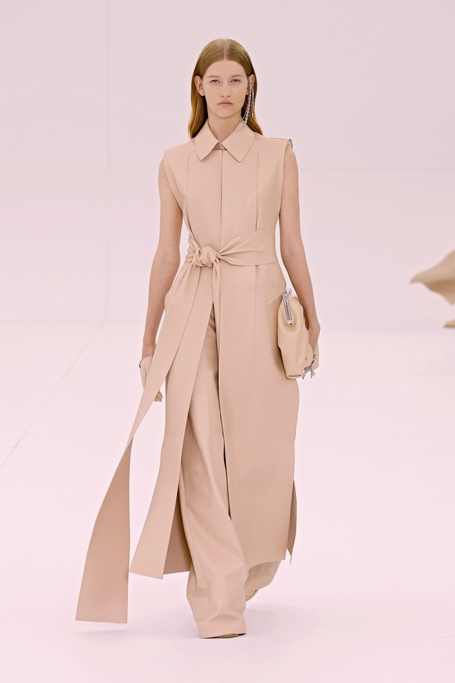 Fashion show terbaru Fendi menampilkan koleksi Haute Couture 2023 di Paris Fashion Week, Prancis. Desainer Fendi, Kim Jones menggandeng penenun kain dari Italia penyulam dari Jepang. Foto: Dok. Vittorio Zunino Celotto/Getty Images.