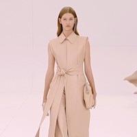 Fashion show terbaru Fendi menampilkan koleksi Haute Couture 2023 di Paris Fashion Week, Prancis. Desainer Fendi, Kim Jones menggandeng penenun kain dari Italia penyulam dari Jepang. Foto: Dok. Vittorio Zunino Celotto/Getty Images.