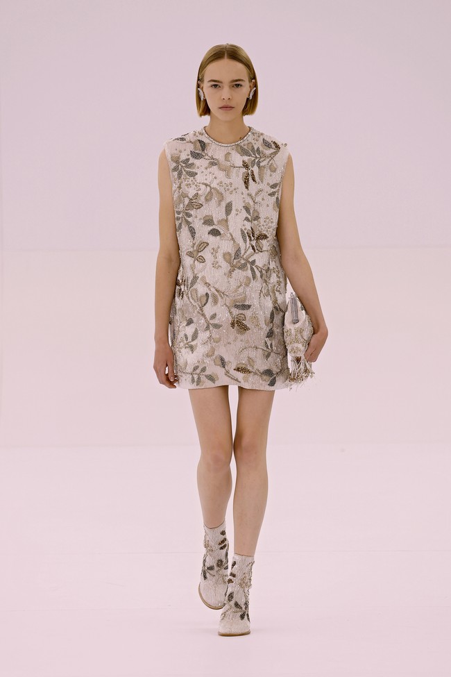 Fashion show terbaru Fendi menampilkan koleksi Haute Couture 2023 di Paris Fashion Week, Prancis. Desainer Fendi, Kim Jones menggandeng penenun kain dari Italia penyulam dari Jepang. Foto: Dok. Vittorio Zunino Celotto/Getty Images.