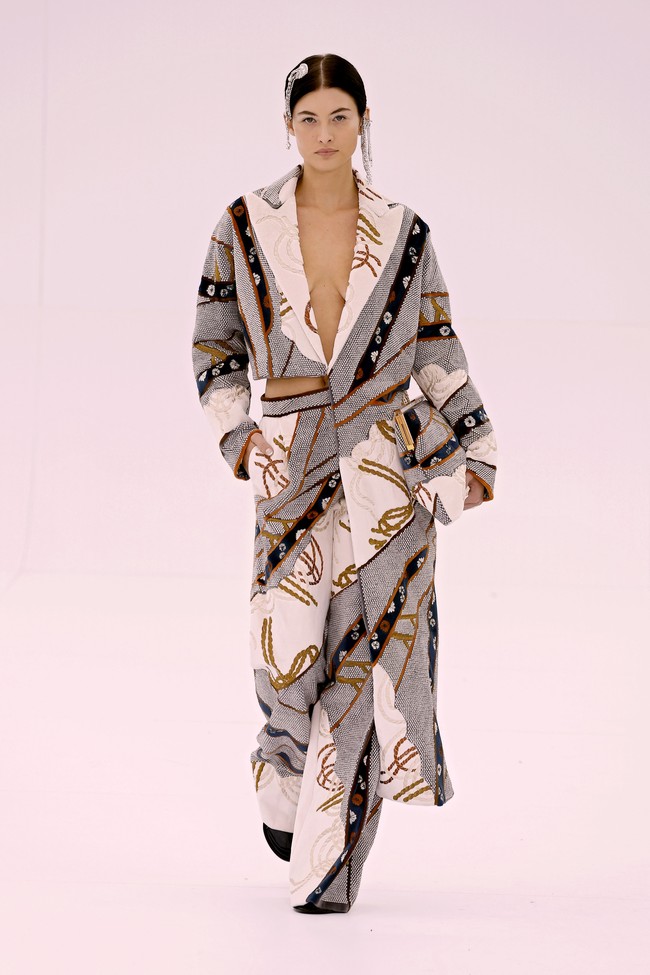 Fashion show terbaru Fendi menampilkan koleksi Haute Couture 2023 di Paris Fashion Week, Prancis. Desainer Fendi, Kim Jones menggandeng penenun kain dari Italia penyulam dari Jepang.Foto: Dok. Vittorio Zunino Celotto/Getty Images.
