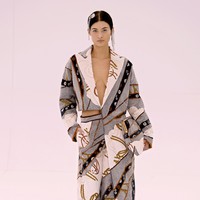 Fashion show terbaru Fendi menampilkan koleksi Haute Couture 2023 di Paris Fashion Week, Prancis. Desainer Fendi, Kim Jones menggandeng penenun kain dari Italia penyulam dari Jepang.Foto: Dok. Vittorio Zunino Celotto/Getty Images.