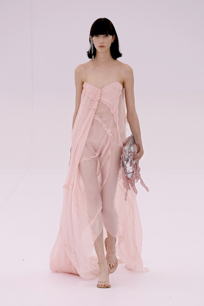 Fashion show terbaru Fendi menampilkan koleksi Haute Couture 2023 di Paris Fashion Week, Prancis. Desainer Fendi, Kim Jones menggandeng penenun kain dari Italia penyulam dari Jepang. Foto: Dok. Vittorio Zunino Celotto/Getty Images.