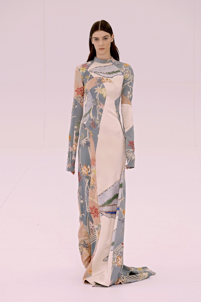 Fashion show terbaru Fendi menampilkan koleksi Haute Couture 2023 di Paris Fashion Week, Prancis. Desainer Fendi, Kim Jones menggandeng penenun kain dari Italia penyulam dari Jepang. Foto: Dok. Vittorio Zunino Celotto/Getty Images.