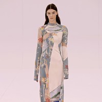 Fashion show terbaru Fendi menampilkan koleksi Haute Couture 2023 di Paris Fashion Week, Prancis. Desainer Fendi, Kim Jones menggandeng penenun kain dari Italia penyulam dari Jepang. Foto: Dok. Vittorio Zunino Celotto/Getty Images.