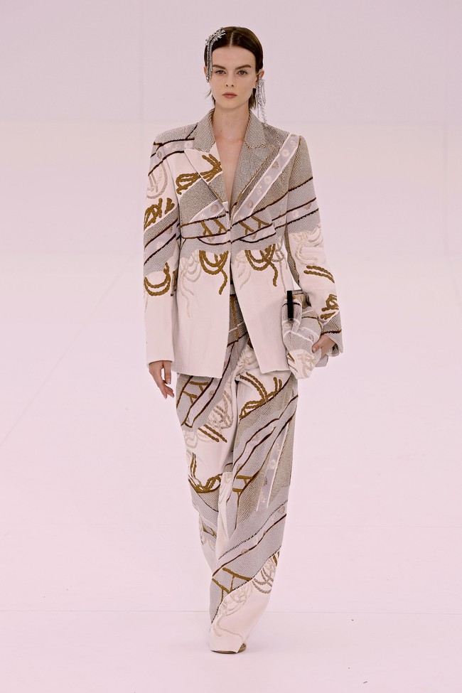Fashion show terbaru Fendi menampilkan koleksi Haute Couture 2023 di Paris Fashion Week, Prancis. Desainer Fendi, Kim Jones menggandeng penenun kain dari Italia penyulam dari Jepang. Foto: Dok. Vittorio Zunino Celotto/Getty Images.  