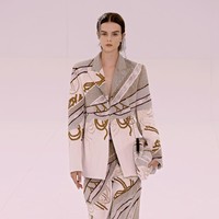 Fashion show terbaru Fendi menampilkan koleksi Haute Couture 2023 di Paris Fashion Week, Prancis. Desainer Fendi, Kim Jones menggandeng penenun kain dari Italia penyulam dari Jepang. Foto: Dok. Vittorio Zunino Celotto/Getty Images.  