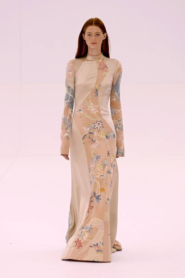 Fashion show terbaru Fendi menampilkan koleksi Haute Couture 2023 di Paris Fashion Week, Prancis. Desainer Fendi, Kim Jones menggandeng penenun kain dari Italia penyulam dari Jepang. Foto: Dok. Vittorio Zunino Celotto/Getty Images.