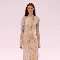 Fashion show terbaru Fendi menampilkan koleksi Haute Couture 2023 di Paris Fashion Week, Prancis. Desainer Fendi, Kim Jones menggandeng penenun kain dari Italia penyulam dari Jepang. Foto: Dok. Vittorio Zunino Celotto/Getty Images.