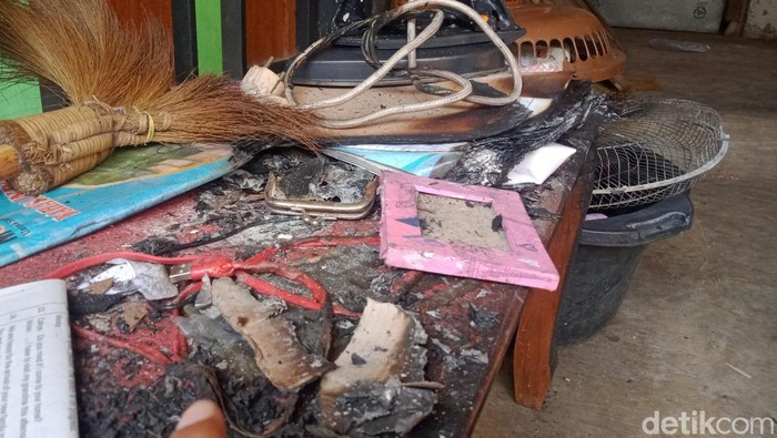 Kondisi benda yang terbakar di kamar korban ledakan HP, Klaten, Senin (18/7/2022).
