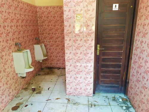 Kondisi fasilitas umum toilet di kawasan Teluk Gilimanuk yang tidak terawat, banyak sampah dan airnya tidak berfungsi, Senin (18/7/2022)