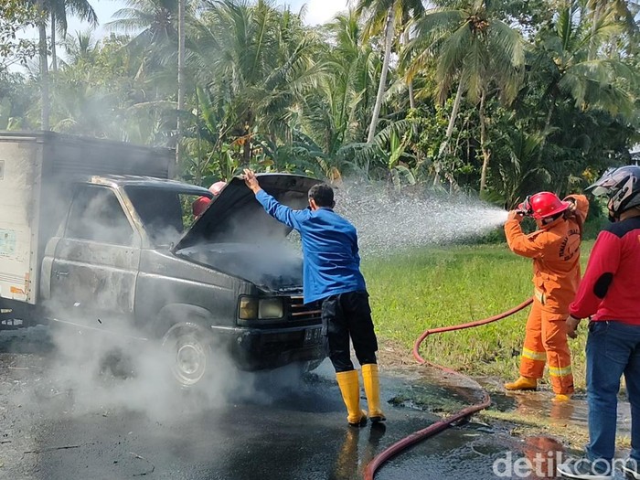 Kondisi mobil terbakar di Kulon Progo, DIY, Senin (18/7/2022).