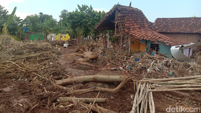 Kondisi terkini Desa Tunjungrejo, Kecamatan Margoyoso pasca banjir bandang, Senin (18/7/2022).