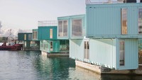 Kosan unik pertama adalah Urban Rigger di Denmark. Kosan ini tidak menapak di daratan. Kebalikannya, ia mengapung di sisi pelabuhan Kopenghagen. Kosan seluas 23m2 – 30m2 menampung total sekitar 100 siswa dengan fasilitas yang lengkap. Setiap kosan atau rigger memiliki i halaman hijau untuk sepeda, perahu kayak, dan BBQ, ruang berkumpul di bawah permukaan laut, serta teras di atap dengan pemandangan indah.Material yang digunakan dalam kosan ini dipilih secara cermat untuk memanfaatkan sumber daya alam sekitar. Dilansir dari situs resmi Urban Rigger, air laut di sekitarnya berfungsi sebagai sumber panas alami dengan bantuan pompa energi rendah, panel surya bekerja sebagai sumber bahan bakar bersih untuk menjalankan listrik, dan beton kedap air tidak merusak keanekaragaman hayati di laut. Foto: Urbanrigger Kosan unik pertama adalah Urban Rigger di Denmark. Kosan ini tidak menapak di daratan. Kebalikannya, ia mengapung di sisi pelabuhan Kopenghagen. Kosan seluas 23m2 – 30m2 menampung total sekitar 100 siswa dengan fasilitas yang lengkap. Setiap kosan atau rigger memiliki i halaman hijau untuk sepeda, perahu kayak, dan BBQ, ruang berkumpul di bawah permukaan laut, serta teras di atap dengan pemandangan indah.Material yang digunakan dalam kosan ini dipilih secara cermat untuk memanfaatkan sumber daya alam sekitar. Dilansir dari situs resmi Urban Rigger, air laut di sekitarnya berfungsi sebagai sumber panas alami dengan bantuan pompa energi rendah, panel surya bekerja sebagai sumber bahan bakar bersih untuk menjalankan listrik, dan beton kedap air tidak merusak keanekaragaman hayati di laut. Foto: Urbanrigger
