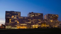 Simmons Hall adalah kosan yang berada di Massachusetts Institute of Technology (MIT). Kosan ini memang dirancang dengan mengadaptasi spons yang ada di lautan.Dirancang oleh Steven Hollin, Simmons Hall awalnya dirancang dengan struktur berpori yang akan menyerap cahaya melalui serangkaian ‘spons’ besar yang akan memotong ke dalam bangunan. Sayangnya, desain ini tidak dapat diterapkan secara menyeluruh karena regulasi kebakaran.Meski demikian, konsep utama tetap dijalankan dengan ‘spons’ yang lebih kecil. Setiap kamar hunian memiliki sembilan jendela untuk memudahkan sirkulasi. Kosan ini bisa menampung hingga 350 mahasiswa dengan fasilitas yang lengkap dari arena bermain, beanbags, hingga laboratorium. Foto: Kojo Acquah/simmonshallMITedu Simmons Hall adalah kosan yang berada di Massachusetts Institute of Technology (MIT). Kosan ini memang dirancang dengan mengadaptasi spons yang ada di lautan.Dirancang oleh Steven Hollin, Simmons Hall awalnya dirancang dengan struktur berpori yang akan menyerap cahaya melalui serangkaian ‘spons’ besar yang akan memotong ke dalam bangunan. Sayangnya, desain ini tidak dapat diterapkan secara menyeluruh karena regulasi kebakaran.Meski demikian, konsep utama tetap dijalankan dengan ‘spons’ yang lebih kecil. Setiap kamar hunian memiliki sembilan jendela untuk memudahkan sirkulasi. Kosan ini bisa menampung hingga 350 mahasiswa dengan fasilitas yang lengkap dari arena bermain, beanbags, hingga laboratorium. Foto: Kojo Acquah/simmonshallMITedu