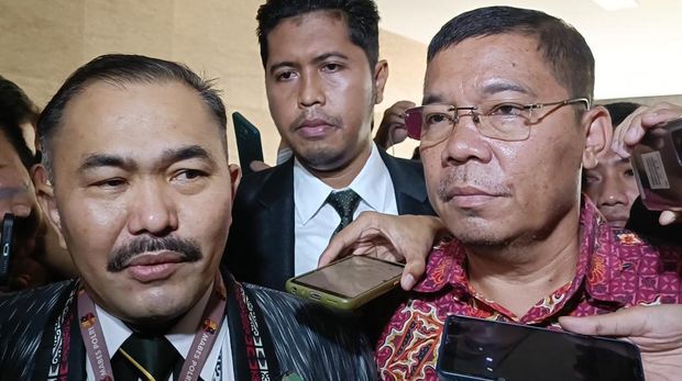 Kuasa hukum keluarga Brigadir Yoshua, Kamarudin Simanjuntak (sebelah kiri)