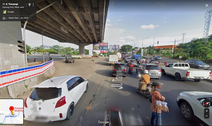 Lampu lalu lintas di lokasi kecelakaan truk Pertamina, Transyogi, Jl Alternatif Cibubur, Bekasi. (Google Street View)