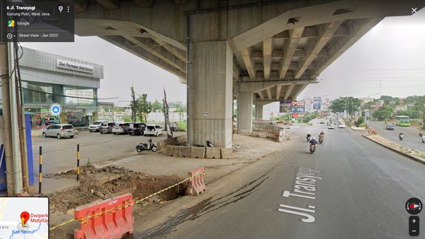 Lampu lalu lintas di lokasi kecelakaan truk Pertamina, Transyogi, Jl Alternatif Cibubur, Bekasi. (Google Street View)