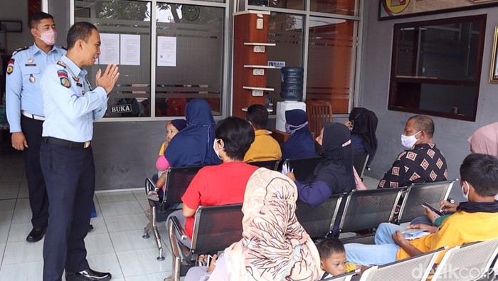 Suasana kunjungan tatap muka di Lapas Kelas II B Wonogiri, Senin (18/7).