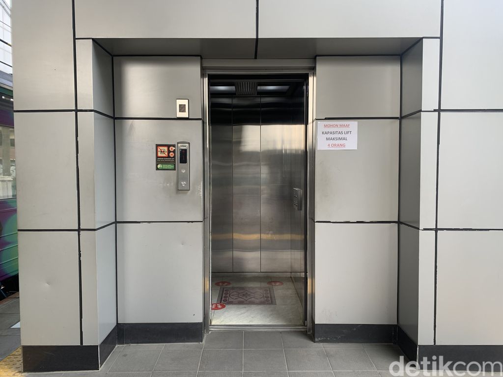 Lift dan eskalator Stasiun Cakung Jakarta Timur sudah bisa beroperasi. 18 Juli 2022. (Mulia Budi/detikcom)