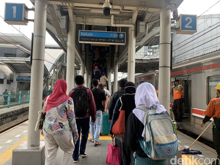 Lift dan eskalator Stasiun Cakung Jakarta Timur sudah bisa beroperasi. 18 Juli 2022. (Mulia Budi/detikcom)