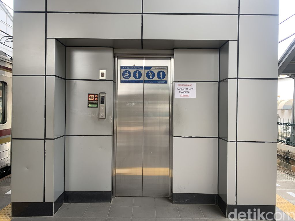 Lift dan eskalator Stasiun Cakung Jakarta Timur sudah bisa beroperasi. 18 Juli 2022. (Mulia Budi/detikcom)