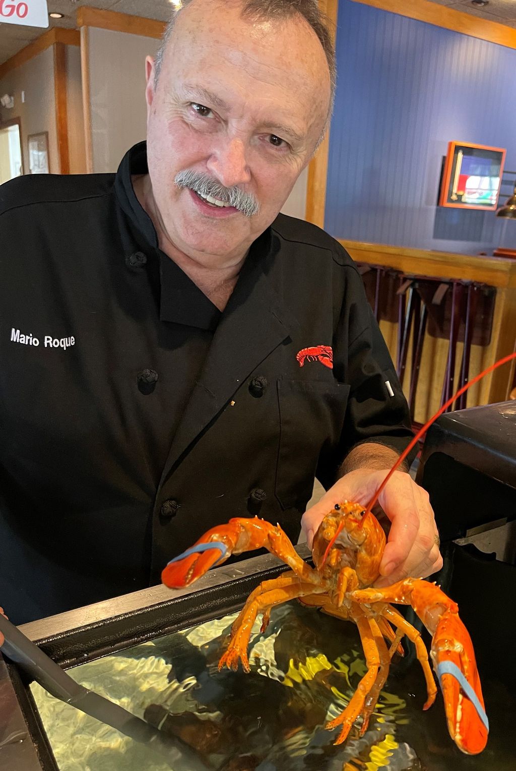 Lobster Oranye Langka Ini Nyaris Dimasak oleh Restoran Seafood
