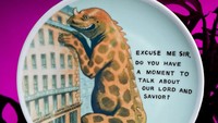 Jika dalam filmnya Godzilla dikisahkan sebagai sosok monster yang menyeramkan, berbeda dengan lukisan di piring ini. Godzillanya tampak ingin berdiskui dengan orang yang ada di dalam gedung. Foto: Bored Panda