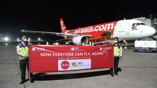 Maskapai Philippines AirAsia terbang dari Manila dan tiba di Bandara I Gusti Ngurah Rai Bali, Minggu (18/7/2022).