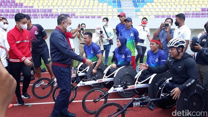 Menpora Zainudin Amali dan Ketua Inaspoc Gibran Rakabuming meninjau lintasan atletik di Stadion Manahan Solo, Senin (18/7/2022).