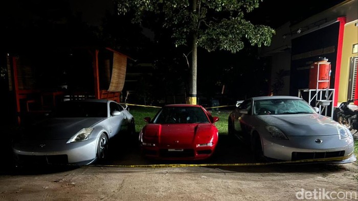 Mobil sport bodong yang diamankan di Polda Kepri.