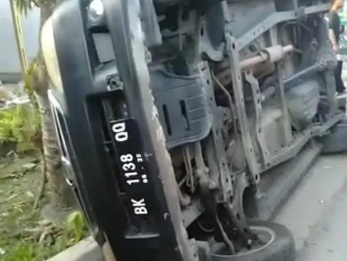 Mobil milik polisi digulingkan warga saat penggerebekan narkoba di Deli Serdang.