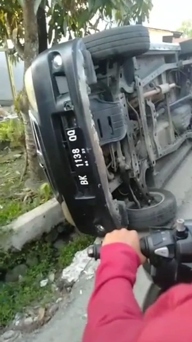 Mobil milik polisi digulingkan warga saat penggerebekan narkoba di Deli Serdang.