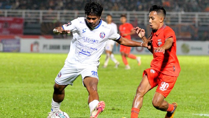 Sejumlah pesepak bola Arema FC berselebrasi saat penyerahan piala usai mengalahkan Borneo FC dalam leg kedua final Piala Presiden 2022 di Stadion Segiri, Samarinda, Kalimantan Timur, Minggu (17/7/2022). Arema FC berhasil menjadi juara Piala Presiden 2022 setelah menang dengan aggregat 1-0 atas Borneo FC. ANTARA FOTO/ Sahid Setiawan/wpa