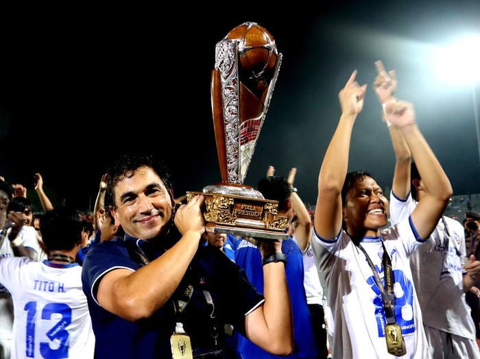 Sejumlah pesepak bola Arema FC berselebrasi saat penyerahan piala usai mengalahkan Borneo FC dalam leg kedua final Piala Presiden 2022 di Stadion Segiri, Samarinda, Kalimantan Timur, Minggu (17/7/2022). Arema FC berhasil menjadi juara Piala Presiden 2022 setelah menang dengan aggregat 1-0 atas Borneo FC. ANTARA FOTO/ Sahid Setiawan/wpa