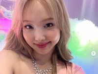 Nayeon TWICE Pose Cantik Umbar Punggung, Gaya Seksi Mempesona Tuai