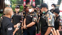 Padahal, sejak awal, lahan Kelapa Sawit yang selama ini dipermasalahkan dan dikerjakan oleh pengurus bentukan Sekda Kampar, terdapat tanda dilarang masuk. Tapi mereka bisa beroperasi padahal sudah jelas ada larangan masuk. Dengan leluasa mereka mengendalikan aktivitas lahan tersebut yang jelas masih bersengketa. Tentunya sungguh ironis karena memakai alat jabatan dan kekuasaannya sebagai Sekda melakukan provokasi dan manuver agar mengambil hak-hak Rakyat.