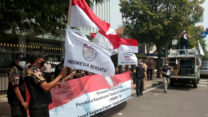 Ormas Ini Demo Kemdagri & KPK Gegara Pejabat Merampas Hak Rakyat Aksi damai dilakukan oleh DPP Pembela Kesatuan Tanah Air Indonesia Bersatu, Pekat (IB) di Kemendagri dan KPK gegera pejabat yang menyalahgunakan jabatannya untuk melakukan perampasan hak-hak Rakyat. Siapa?