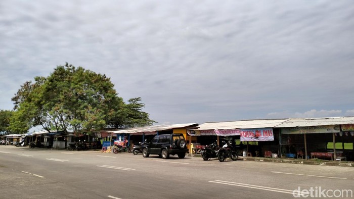 Para pedagang di sekitar Stadion GBLA.