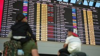 Ratusan penerbangan di bandara internasional Leonardo Da Vinci dibatalkan pada Minggu (17/7).  