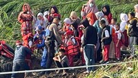 Jembatan Rawayan ini merupakan penghubung kampung di dua kecamatan, yakni Kecamatan Banyuresmi dan Karangpawitan.
