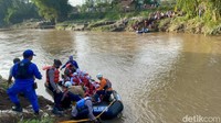 Sejumlah personel dari Polri, TNI dan Badan Penanggulangan Bencana Daerah (BPBD) Garut dikerahkan ke lokasi untuk mengatasi permasalahan tersebut.