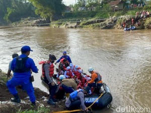 Pelajar Naik Perahu Karet gegara Jembatan Hanyut di Garut