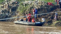 Mereka agak kesulitan untuk bisa sampai ke sekolah. Jembatan rawayan, yang selama ini menjadi jalur mereka untuk pergi ke sekolah putus dihantam derasnya banjir bandang pada Jumat (15/7) lalu.