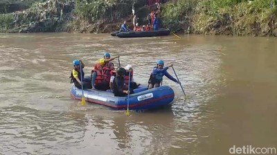 Potret Pelajar Garut Naik Perahu Karet ke Sekolah karena Jembatan Putus