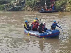 Potret Pelajar Garut Naik Perahu Karet ke Sekolah karena Jembatan Putus