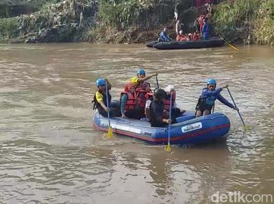 Potret Pelajar Garut Naik Perahu Karet ke Sekolah karena Jembatan Putus