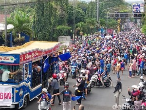 Skuad Arema Diarak Ribuan Aremania Naik Bus Macito